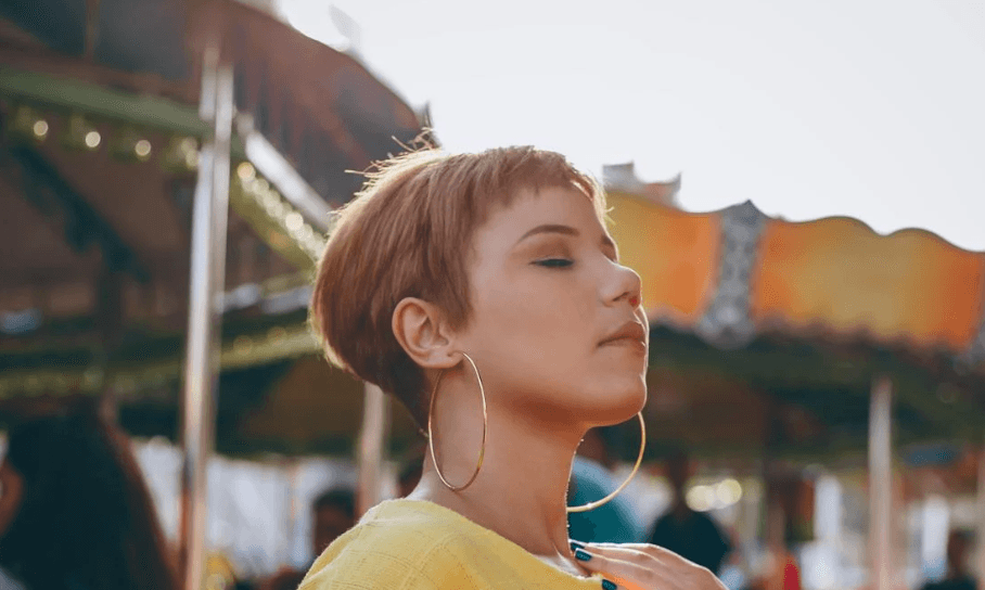 A short-haired woman